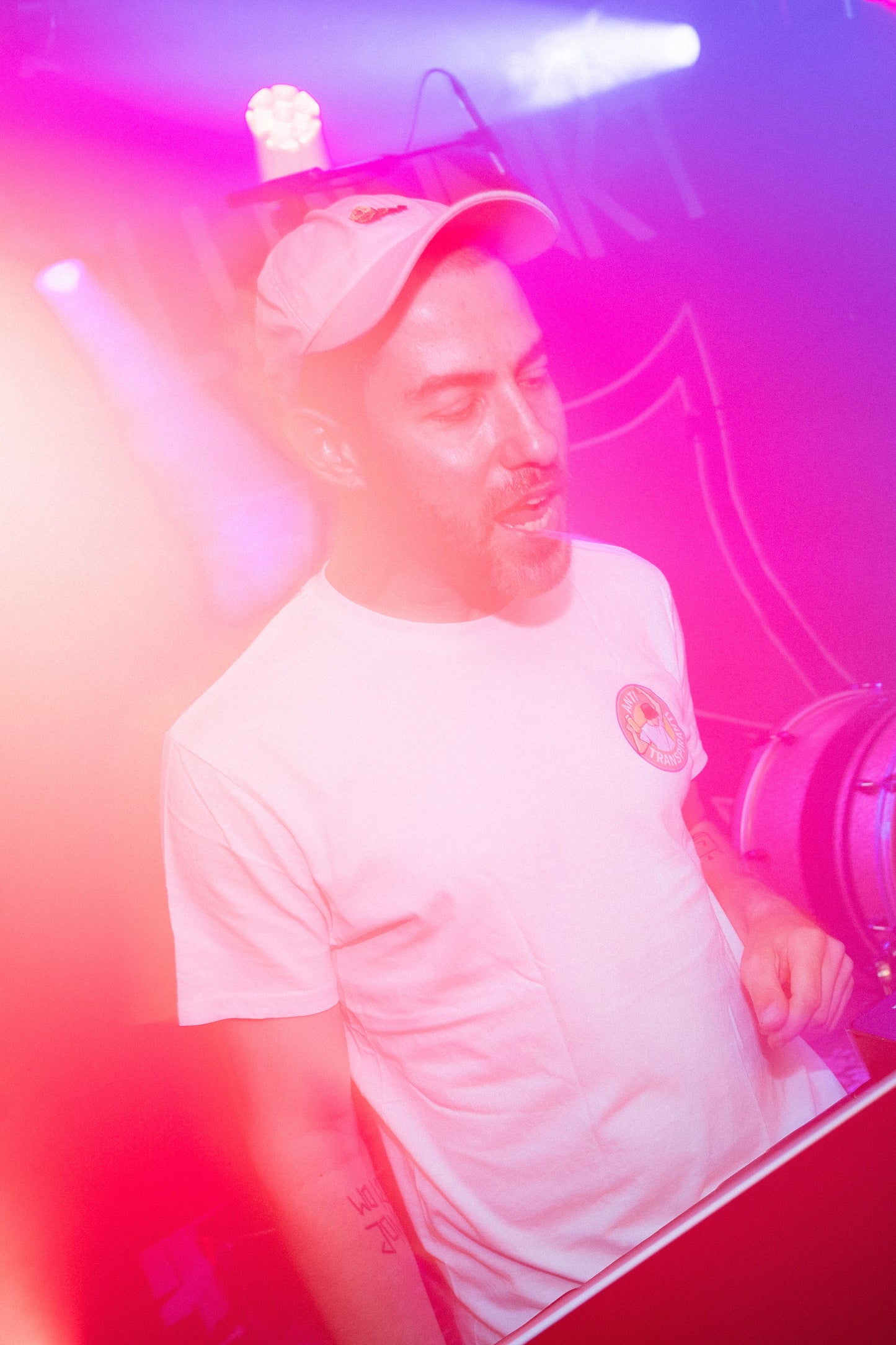 Antitranspiranti - Schlager von der Küste weiß - T-Shirt (Logo links)