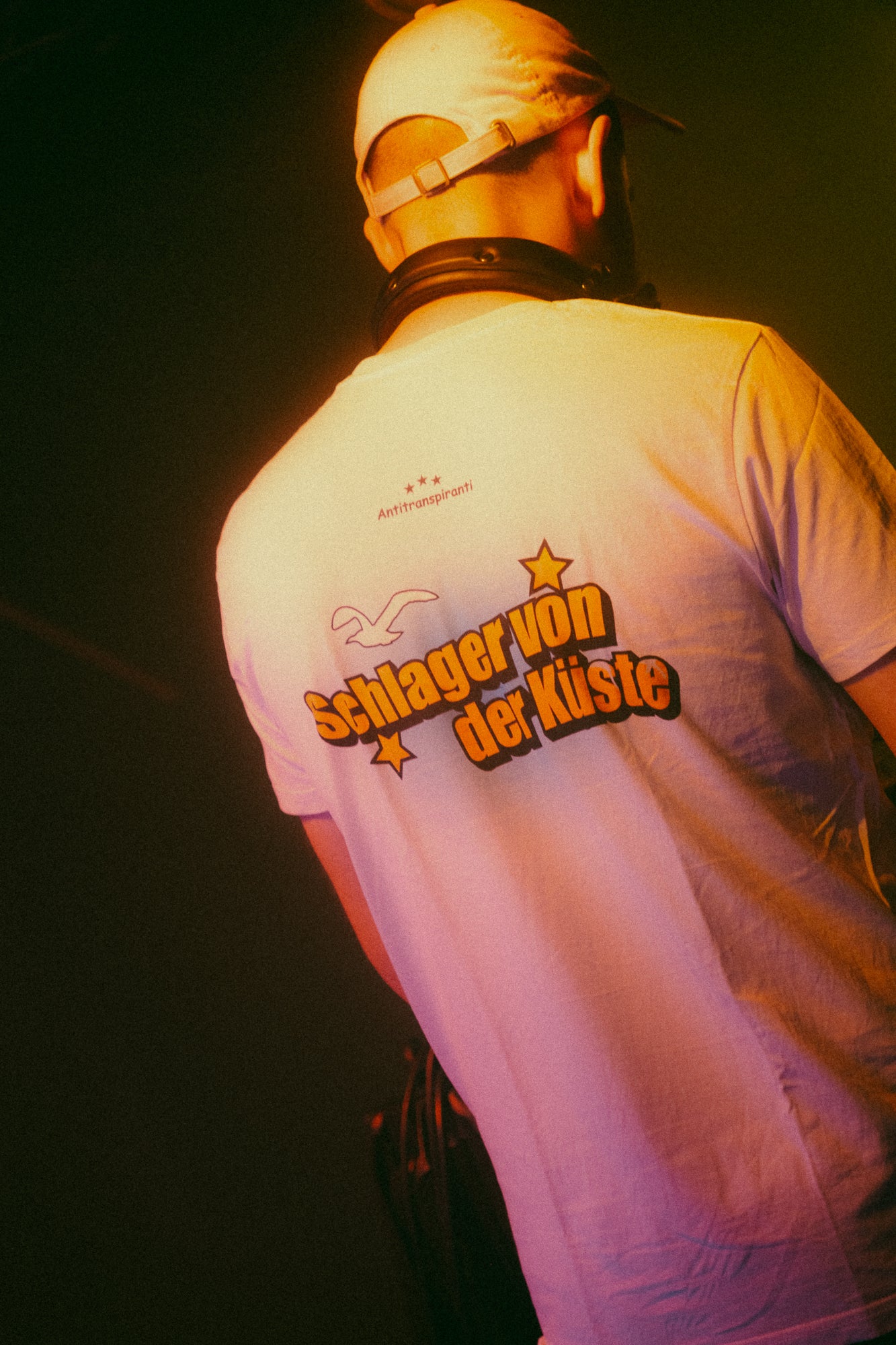 Antitranspiranti - Schlager von der Küste weiß - T-Shirt (Logo links)